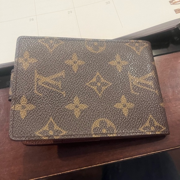 Like New & 100% authentic Louis Vuitton Unisex Wallet. Great for cards & money. - Picture 12 of 12